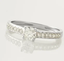 Bague Solitaire Accompagné Aramis Or Blanc Diamant Synthétique