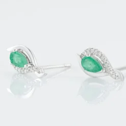 Boucles D'oreilles Puces Angelika Or Blanc Emeraude Et Diamant
