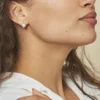 Boucles D'oreilles Puces Cassiopea Or Blanc Oxyde Et Perle De Culture