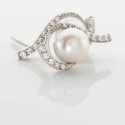Boucles D'oreilles Puces Cassiopea Or Blanc Oxyde Et Perle De Culture