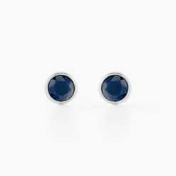Boucles D'oreilles Puces Edy Serti Clos Or Blanc Saphir