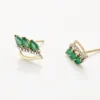 Boucles D'oreilles Puces Or Jaune Sheelagh Emeraudes Diamants