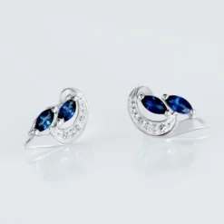 Boucles D'oreilles Puces Sakina Or Blanc Saphir Et Diamant
